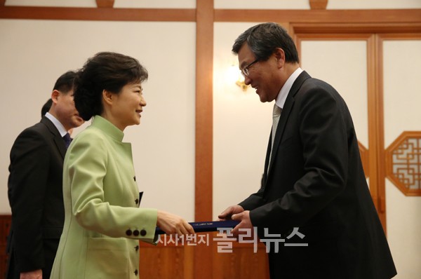 ▲  박근혜 대통령이 지난 4월 17일 청와대에서 최문기 미래창조과학부 장관에게 임명장을 수여하고 있다. (사진=청와대)