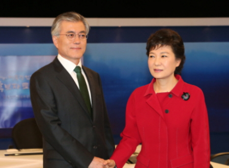 ▲  작년 12월16일 KBS에서 진행된 대선후보 3차 토론에 참석한 박근혜 새누리당, 문재인 민주당 후보 모습.