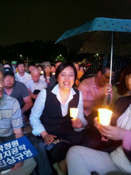 27일 서울 시청광장에서 열린 촛불집회에 참여한 박영선 민주당 의원(국회 법제사법위원장).©박영선 의원 페이스북 