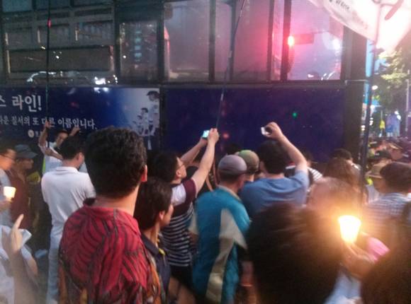 경찰의 통제에 항의하는 시민들(사진 폴리뉴스 이성휘) 