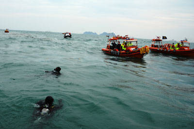 세월호 침몰 해역에서 구조활동을 벌이고 있는 잠수요원들 (사진제공=해양경찰청) 