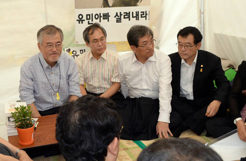 유민아빠 김영오씨 단식을 중단시키기 위해 문재인 새정치민주연합 의원은 지난 19일 대리단식에 돌입했다<사진출처 새정치민주연합></div> 