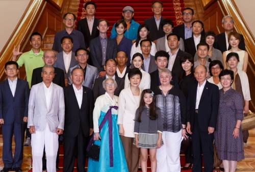 박근혜 대통령은 29일 나눔실천자들을 청와대로 초청해 오찬간담회를 가지고 이들과 함께 기념촬영을 했다.<출처 청와대></div> 