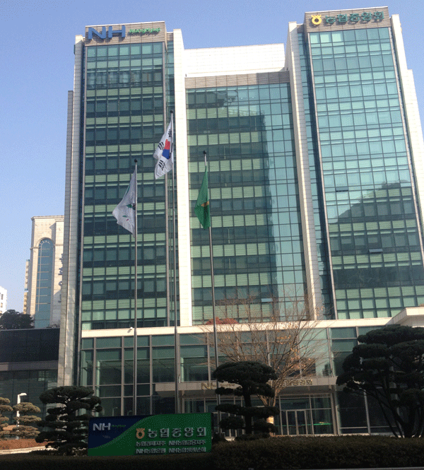 농협중앙회가 내년 2월까지 경제사업을 경제지주로 이관하는 게 옳은지 논란이 일고 있다. 사진은 서울 충정로 농협중앙회 건물.  