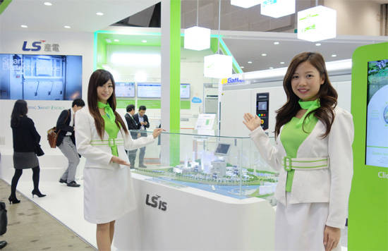 25일부터 27일까지 일본 도쿄 국제전시장에서 열리는 ‘국제 스마트그리드 엑스포(Int’l Smart Grid Expo) 2015’에 참가하고 있는 LS산전의 모델들이 그린비즈니스 토털 솔루션을 소개하고 있다. <사진=LS산전 제공></div> 