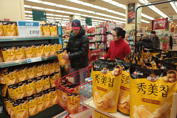 소비자들이 대형마트에서 농심 ‘수미칩 허니머스타드’를 구매하고 있다. <사진=농심 제공></div> 