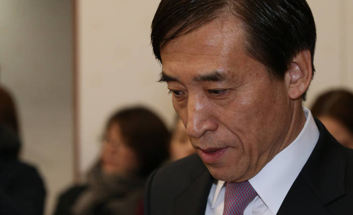 한국은행이 전격적으로 금리를 인하한 12일 이주열 한은총재가 금융통화위원회 회의실로 들어서고 있다. 