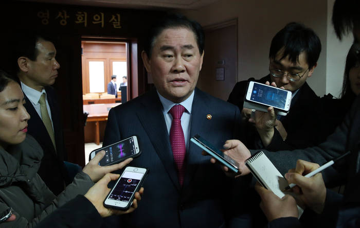 최경환 경제부총리 겸 기획재정부 장관이 한국은행의 전격적인 기준금리 인하에 대해 긍정적으로 평가하고 있다. 