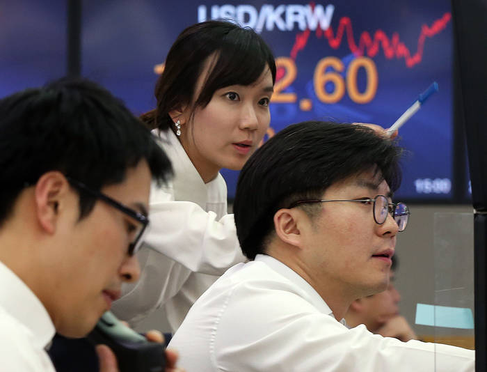 한국은행이 12일 기준금리를 연 2.00%에서 1.75%로 전격 인하함으로써 원달러 환율이 당분간 상승세를 탈 전망이다.  