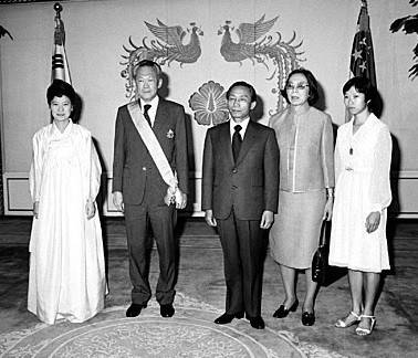 리콴유 전 싱가포르 총리는1979년 10월 방한, 박정희 전 대통령과 정상회담을 가졌다. 박근혜 대통령은 당시 정상회담 통역을 하면서 리 전 총리와 인연을 맺었다. 