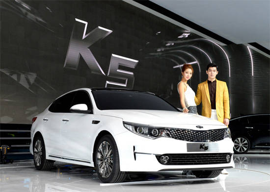 기아자동차가 2일 경기도 고양시 킨텍스에서 열린 ‘2015 서울모터쇼’ 프레스데이 행사에서 공개한  ‘신형 K5’ 모던 스타일(MX) (사진=기아자동차 제공) 