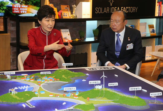박근혜 대통령이 22일 천안 충남테크노파크 생산관을 방문, 홍성 죽도의 클린에너지 실증사업에 대해 질문하고 있다. 오른쪽은 김승연 한화그룹 회장 <사진=연합뉴스></div> 