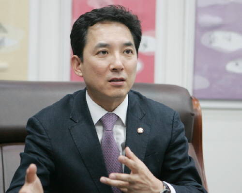 박민식 새누리당 의원이 휴대전화 감청을 허용해야 한다는 내용의 법안을 발의키로 해 주목된다. <사진=이은재 기자></div> 