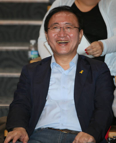 노회찬 정의당 대표 후보자가 5일 서울 성동구 성동청소년수련관에서 열린 동시당직선거 서울지역유세에서 웃음짓고 있다. 
