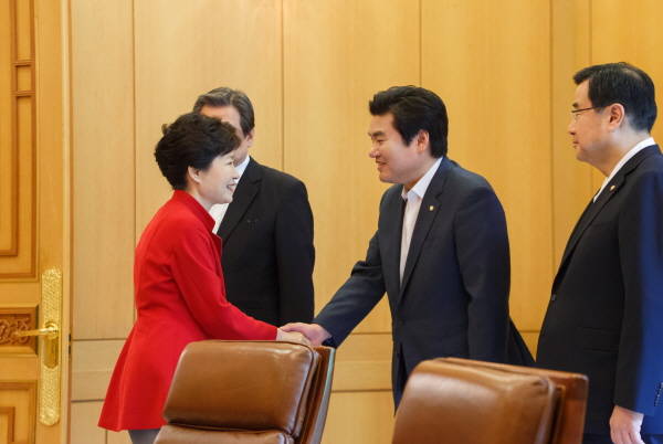 박근혜 대통령은 16일 청와대에서 김무성 대표 등 새누리당 지도부와 회동을 가졌다[사진=청와대] 