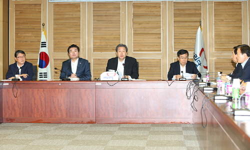 김무성 대표최고위원은 신임 원내지도부가 참석한 가운데 17일 오전 서울 여의도 국회 의원회관에서 주요당직자회의를 개최했다.[사진=새누리당] 