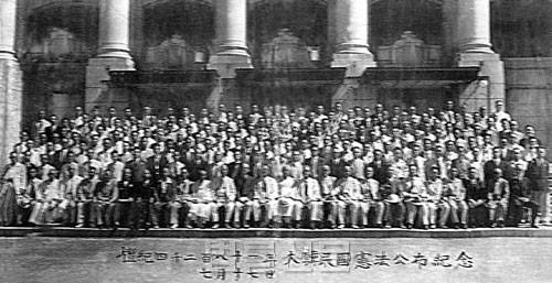 제헌국회의원 198명이 제헌헌법 공포일인 1948년 7월17일 중앙청에서 기념촬영을 하고 있다. 