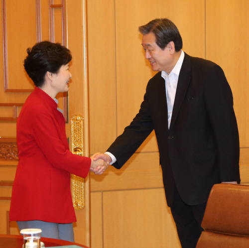 박근혜 대통령이 지난 16일 청와대를 방문한 새누리당 김무성 대표 등 여당 지도부와 인사하고 있다. <사진=연합뉴스> 