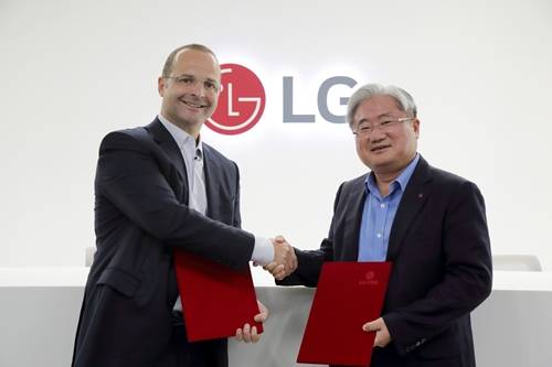LG CNS는 일본 오이타현 이마이치 33MW급 태양광 발전소 EPC 사업 계약을 맺었다. 안드레아스 머스터드(Andreas Mustad) 소네딕스(Sonnedix)사 CEO(왼쪽)와 김대훈 LG CNS 사장이 악수를 하고 있다. <사진=LG CNS 제공> 