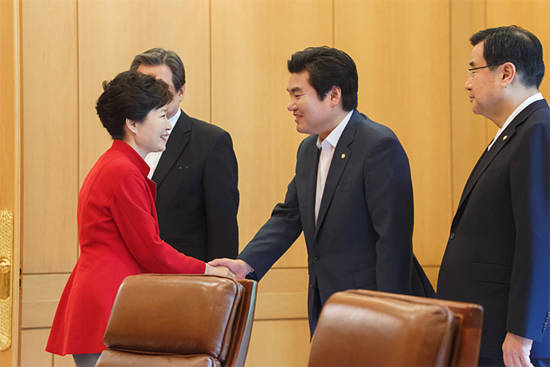 박근혜 대통령과 원유철 새누리당 원내대표가 16일 청와대에서 열린 지도부 회동에 앞서 악수를 나누고 있다. <사진=새누리당 제공> 