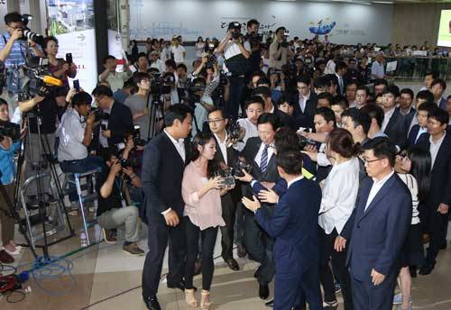 3일 오후 2시 28분께 김포공항으로 귀국한 신동빈 롯데그룹 회장이 취재진에 둘러싸여 질문세례를 받고 있다. <사진=연합뉴스></div> 