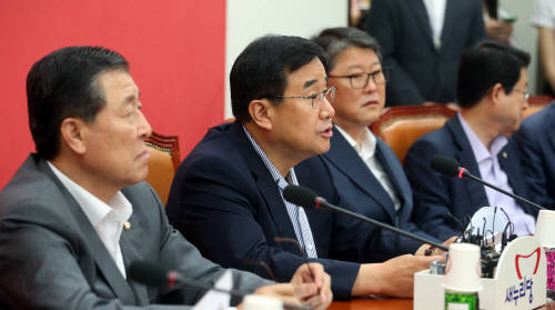 김정훈 새누리당 정책위의장이 4일 오전 국회에서 열린 원내대책회의서 발언하고 있다. 