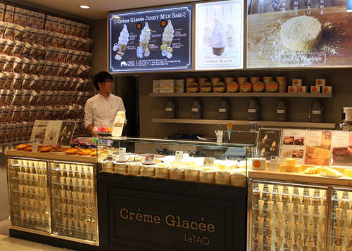AK플라자 분당점의 프리미엄 식품관인 ‘AK푸드홀’에는 국내 최초로 일본 홋카이도 치즈 케이크 전문점 ‘르타오(LeTAO)’가 입점했다. <사진=AK플라자 제공></div> 
