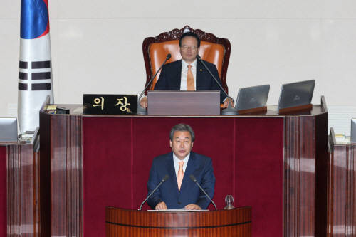 새누리당 김무성 대표가 2일 국회 본회의장에서 열린 제337회 국회 정기회 2차본회의에서 교섭단체 대표연설하고 있다.  