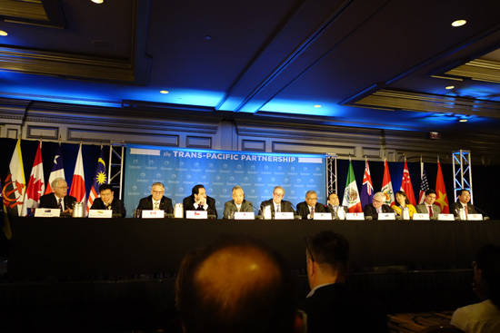 환태평양경제동반자협정(TPP) 협상에 참여한 미국 등 12개국 대표단이 5일(현지시간) 미국 조지아 주 애틀랜타의 리츠칼튼 호텔에서 협상 타결을 발표하고 있다. <사진=연합뉴스></div> 