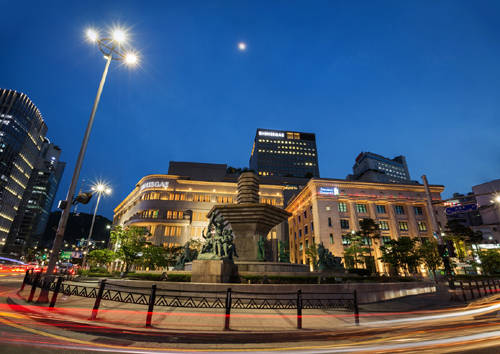 지난 1978년 서울 도심 한복판 한국은행 앞에 설치된 분수대 야경. <사진=신세계그룹 제공></div>  