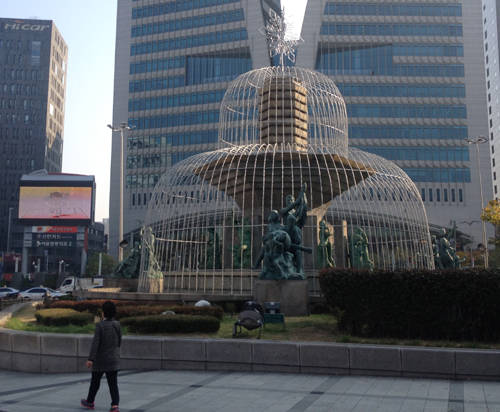 4일 오전 한국은행 앞 분수대 광장을 한 시민이 지나가고 있다. 신세계그룹은 이 광장을 ‘시민의 쉼터이자 만남의 장소’가 될 수 있는 문화예술 공간으로 조성하겠다고 밝혔다. <사진=이주현 기자></div> 
