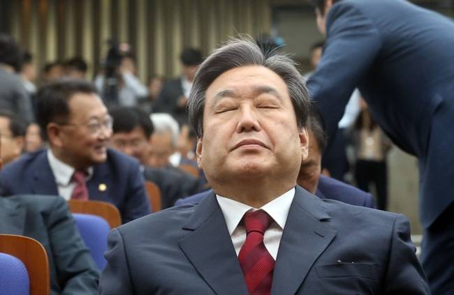 새누리당 김무성 대표가 지난 12일 오후 국회에서 열린 의원총회에서 생각에 잠겨 있다.<사진=연합뉴스></div> 
