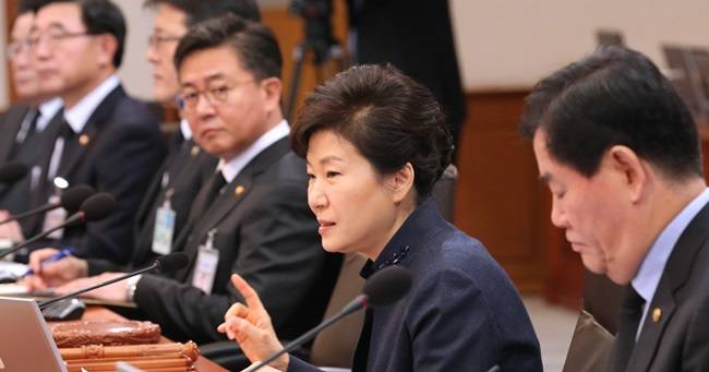 박근혜 대통령이 지난달 지난 24일 청와대에서 열린 국무회의에서 모두발언하고 있다.<사진=연합뉴스></div> 