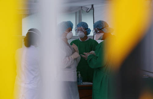 2015년 대한민국은 '메르스(중동호흡기증후군)'라는 신종 전염병으로 홍역을 치렀다. 사진은 지난 6월26일 서울 강동구 강동성심병원 메르스 임시 진료소 의료진이 분주하게 움직이고 있는 모습. 