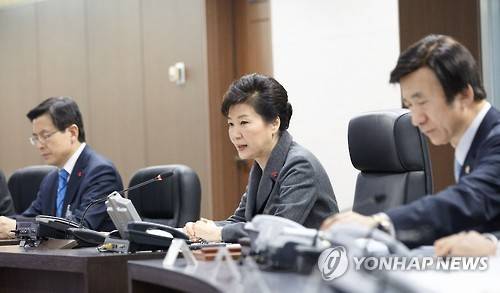박근혜 대통령이 6일 오후 청와대 국가위기관리상황실에서 열린 국가안전보장회의(NSC)를 주재하고 있다.  