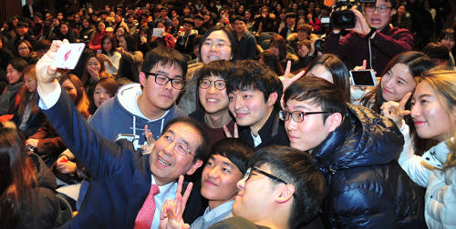 박원순 시장이 이날 행사에서 대학생 알바생들과 셀카 타임을 갖고 있다 / 서울시 제공 