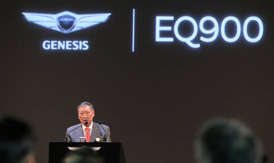 현대자동차는 올해 글로벌 브랜드 제네시스의 첫 작품인 EQ900을 글로벌 시장에 안착시키는 것을 목표로 삼고 있다. 지난해 11월 4일 제네시스 EQ900을 선보이는 자리에서 정몽구 현대차그룹 회장이 글로벌 브랜드 제네시스에 대해 설명하고 있다. <사진=연합뉴스></div> 