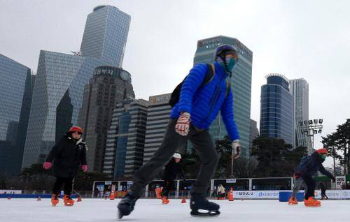 날씨가 영하권으로 떨어진 14일 서울 여의도공원 스케이트장에서 시민들이 스케이트를 타고 있다. 지난해 12월 22일부터 운영에 들어간 여의도공원 스케이트장은 이날 폐장됐다 / 연합뉴스 