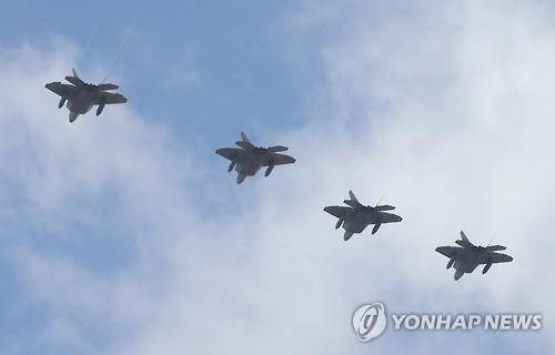 F-22 스텔스 전투기 편대가 17일 오전 오산미군기지 상공을 비행하고 있다 / 연합뉴스 