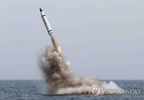 북한이 23일 오후 동해에서 잠수함발사 탄도미사일(SLBM) 1발을 기습적으로 발사했다. 사진은 지난해 5월 북한이 전략잠수함에서 탄도탄 수중시험발사라며 보도한 장면. / 연합뉴스 