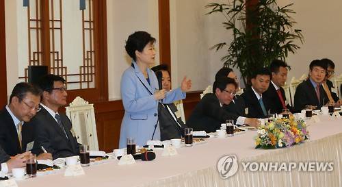 박근혜 대통령이 26일 청와대에서 열린 중앙언론사 편집·보도국장 오찬 간담회에서 모두발언하고 있다. 