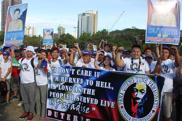필리핀 대통령 선거 기간 중 ‘로드리고 두테르테’ 다바오시 시장의 지지자들이 유세장에 참가하거나 거리행진을 하는 모습. (사진=연합뉴스 제공) 