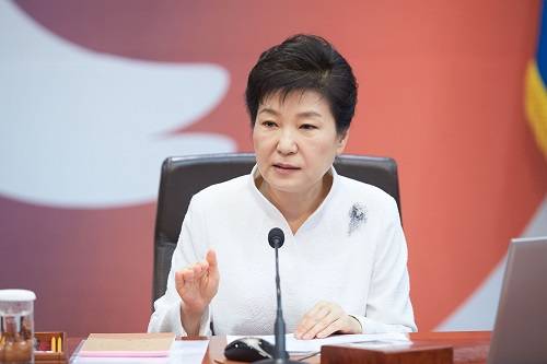 박근혜 대통령은 지난 10일 국무회의를 주재한 자리에서 공공기관 성과연봉제 추진을 연내에 완료하라고 지시했다.[사진=청와대 사진기자단]  