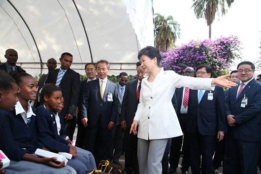 박근혜 대통령은 28일 에티오피아 방문 중 한국형 개발협력 모델인 코리아에이드(Korea Aid) 사업 출범식에 참석한 모습[사진=청와대] 