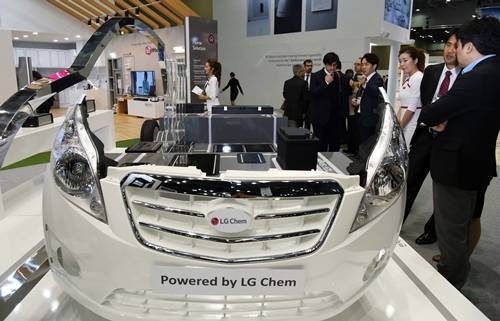 지난해 11월 일산 킨텍스에서 열린 에너지대전서 세계 최고 기술력을 자랑하는 LG화학의 전기차용 배터리가 탑재된 전기차 모형을 관람객에게 소개했다. <사진=LG 제공> 