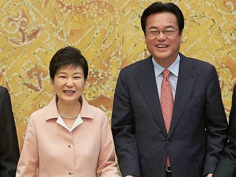 박근혜 대통령과 정진석 새누리당 원내대표가 지난달 13일 청와대에서 열린 여야 3당 원내지도부 회동에서 함께 손을 잡고 환한 미소를 내보였다.[사진=청와대] 