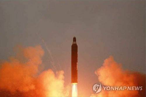 북한은 23일 '중장거리 전략탄도로케트 화성-10'(무수단 미사일)의 시험발사 사진을 공개하며 무기 개발 수준을 과시했다 / 연합뉴스 자료화면 