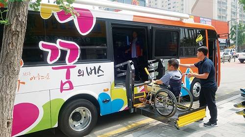 휠체어와 리프트가 설치된 차량 '꿈의 버스' <사진=고양시청></div> 
