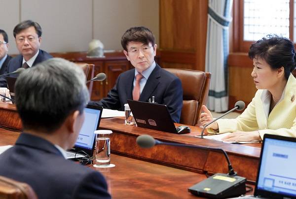 박근혜 대통령이 청와대에서 수석비서관회의를 주재하고 있는 모습, 왼쪽 끝편에 우병우 민정수석이 자리하고 있다.[사진=청와대] 