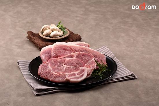 한돈 브랜드 도드람은 25일 단백질 가득한 돼지 목살 불고기 &두부쌈, 비타민이 풍부한 돼지고기 등심 샐러드 등 부위별 돼지고기 보양식 요리 레시피를 공개했다. <사진=도드람 제공></div> 